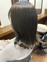 カミナ(KAMINA)&nbsp;透明感オリーブグレージュカラー。