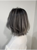 ドライブ(drive)&nbsp;バレイヤージュ　グレージュカラー　グレー系　ケアブリーチ