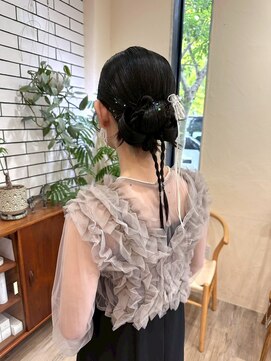 シフト(SHEEFT) 洋風シニヨン×ツイン編み ドレスヘア 結婚式 お呼ばれ 二次会