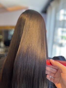 弱酸性縮毛矯正で触れたくなる艶ストレート