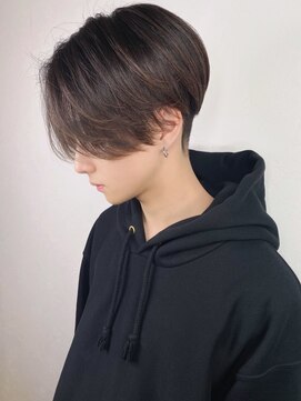 アンダーバーホワイト(_WHITE) 前下がりセンターパート