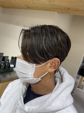 クオル 立川(QOL) 強すぎないハイライトがお洒落!センターパートメッシュキャップ