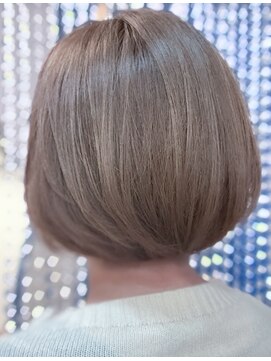 ファンタシー(FANTACY) 大人カジュアル厚めボブ 明るい白髪染め アッシュグレージュ