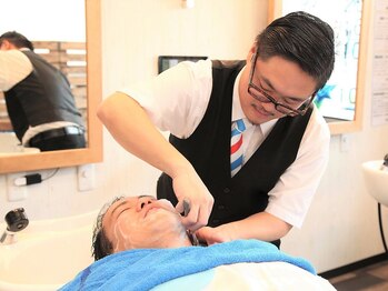 モーリーの床屋の写真/第一印象を左右するひげ、眉などの身だしなみを丁寧に整えます。骨格に合わせて最適なデザインをご提案◎