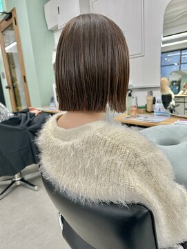 ヒビヲ(HIBIO) タッセルボブベージュカラー切りっぱなしボブショートボブ横浜