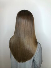 ウミ(umi) うねり髪のためのやわらかストレート