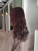 ムーム(Momb)&nbsp;トレンドのパーマスタイルに似合う秋の暗めな葡萄色