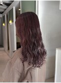トレンドのパーマスタイルに似合う秋の暗めな葡萄色