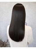 暗髪でも透明感。ショコラブラウンで、品格のある大人ストレート