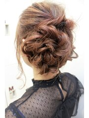 定番シニヨンをサイドに作ってルーズに崩すヘアアレンジ