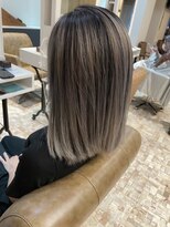 ノイズ オオサカ(NOISM)&nbsp;外国人風バレイヤージュ、ハイライトカラーアッシュグレージュ