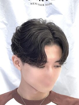 センス 渋谷 宇田川交番前(SENSE) ブルーブラック/フェザーパーマ/刈り上げセンターパート/メンズ