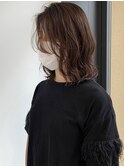 柔らかニュアンスパーマで、大人かわいい無造作ミディアム。