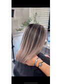 レイヤーボブハイライトブリーチレイヤーハイトーングレージュ