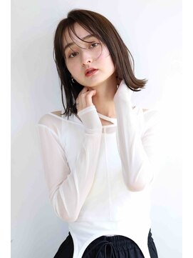 切りっぱなしボブと顔周りレイヤー