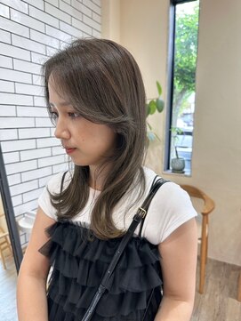 シフト(SHEEFT) 大人可愛い外ハネフェイスレイヤーセミディ＊アッシュベージュ