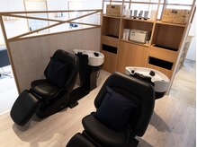 ノットドットビー(KNOT.B)の雰囲気（フルフラットになるシャンプー台はゆったりくつろげる空間です。）