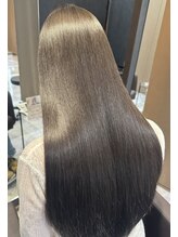 プレミアム縮毛矯正でしっかり癖を伸ばしダメージをやわらかなツヤ髪へ