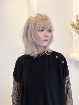 ハイトーンカラー／ホワイトブロンド／レイヤーカット／池袋