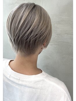 カリン(carin)の写真/白髪を活かすブリーチハイライトで馴染ませる！個性を活かす大人向けサロンで理想の艶髪を目指して◎
