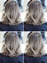 トルネード(TORNADO)&nbsp;外国人風ボブ ハイライトグラデーション グレージュ　外ハネ