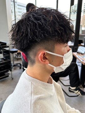 エルマーク(L-MARK) スパイラルパーマツイストパーマアップバング短髪メッシュ