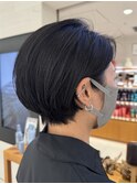 丸みショートボブ 耳掛けショートカット 黒髪ショート女子