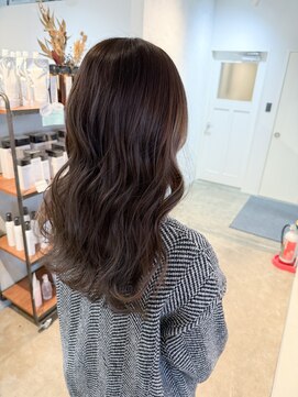 シー.(SHE.) オリーブカラー×巻き髪ロング