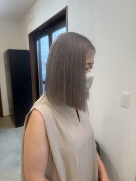 クオン 伊勢崎(QUON.) シルバーベージュ