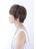 ことりベージュネイビーカラー毛先パーマ小顔ワンサイドショート