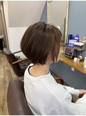 軽やかになびく。大人のシースルー・ショートボブ