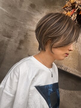 コティナ(cotina.) 透け感ハイライトのくびれショート