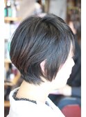 黒髪耳かけショート