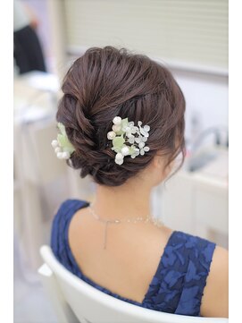 リサ 恵比寿(risa.) 髪の短い方に☆ねじりルーズアップ