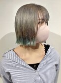 グレージュと裾カラーエメラルド