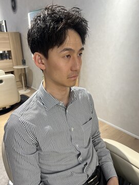 ウノプリールヴァモス(unopulir Vamos) 30代ビジネスヘア黒髪メンズアップバング