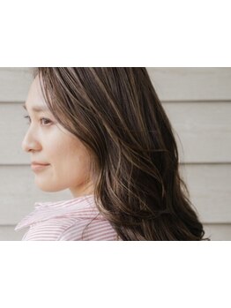 今はお洒落しながら白髪を楽しむ、生かせる時代へ。