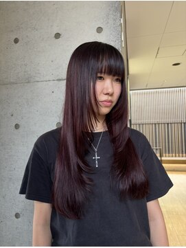 フィン(fin,) ナチュラルなレッドカラーにレイヤーカット