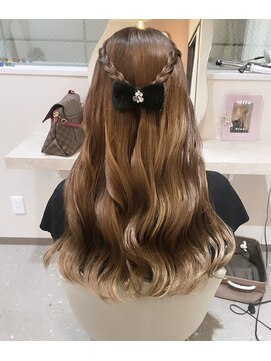 ミラ(Mila) お出かけやデートなど！簡単カジュアルアレンジ★ハーフアップ★