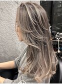 レイヤーボブハイライトブリーチレイヤーハイトーングレージュ
