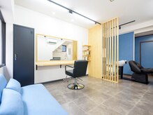 ルシアス(Luciaz)の雰囲気（木のぬくもり×ブルーの壁がアクセントの落ち着く大人な空間に）