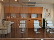 クラメール パリス アサヒカワ(Kraemer Paris ASAHIKAWA)の雰囲気（落ち着いた雰囲気のシャンプー台で極上のスパをご体験ください）