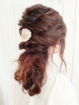 ディー(dee) dee ハーフアップ×波打ちねじりアレンジ