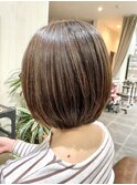 ショートボブ×白髪ぼかしハイライト