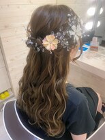 ヘアメイク エンカレッジ(HAIR MAKE encourage)&nbsp;お花かざり　ハーフアップ　ヒラ巻き波ウェーブ