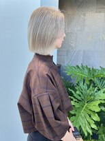 メゾン アヴァロ(Maison Avallo)&nbsp;ホワイトベージュの切りっぱなしラインボブ