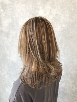 ヘアアンドメイク ムーア(Muuua) 筋感ハイライト＋ミルクティーベージュ＋レイヤースタイル