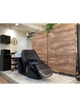 上質な空間で心からくつろげる、贅沢なサロン体験をお届けします。広々とした店内で特別なひとときを。
