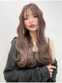 顔まわりレイヤー前髪ありロングヘアグレージュ