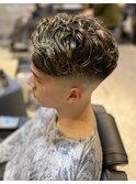 くせ毛風パーマコンマヘアかき上げワイルドツーブロックフェード
